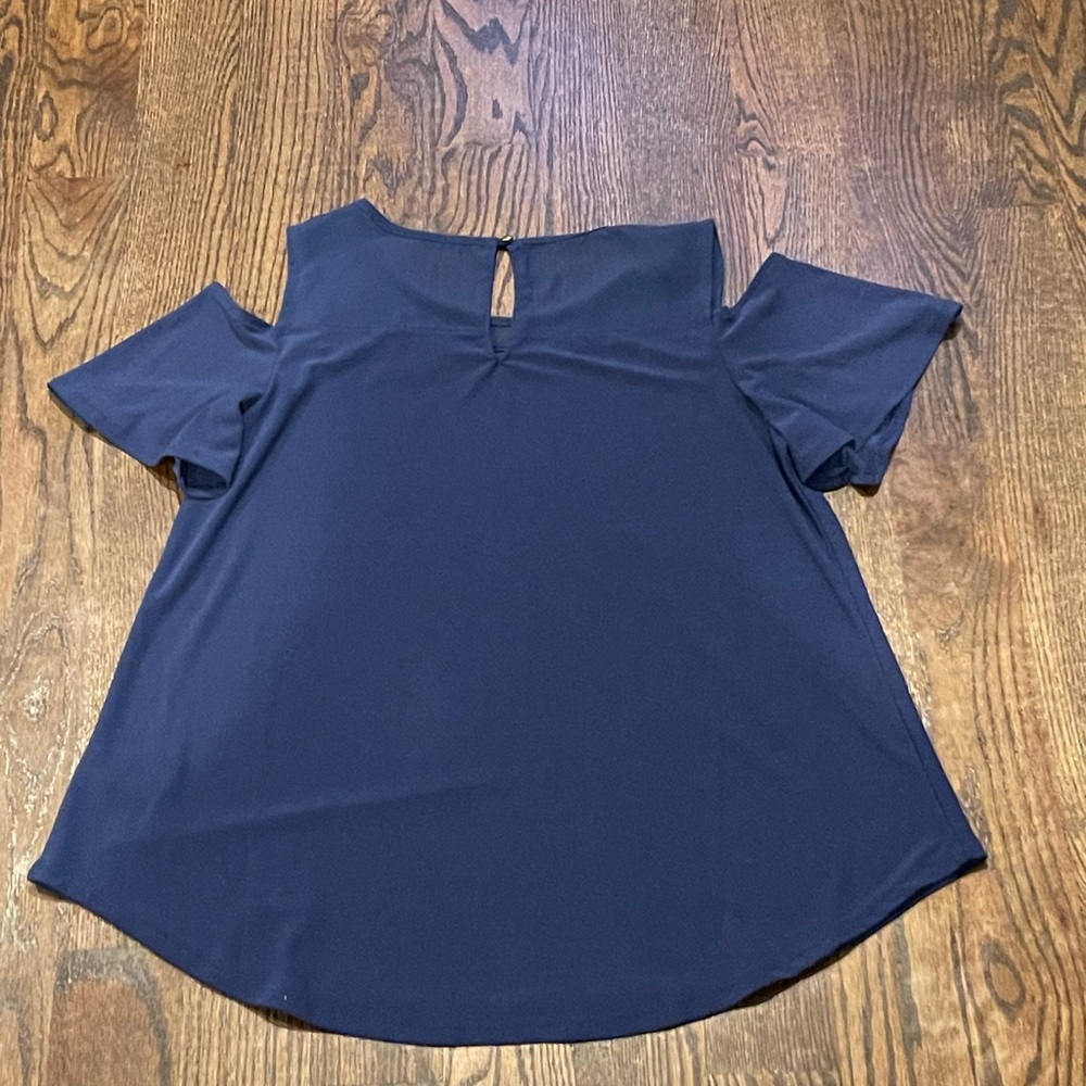 Jones New York cut out shoulder blouse med